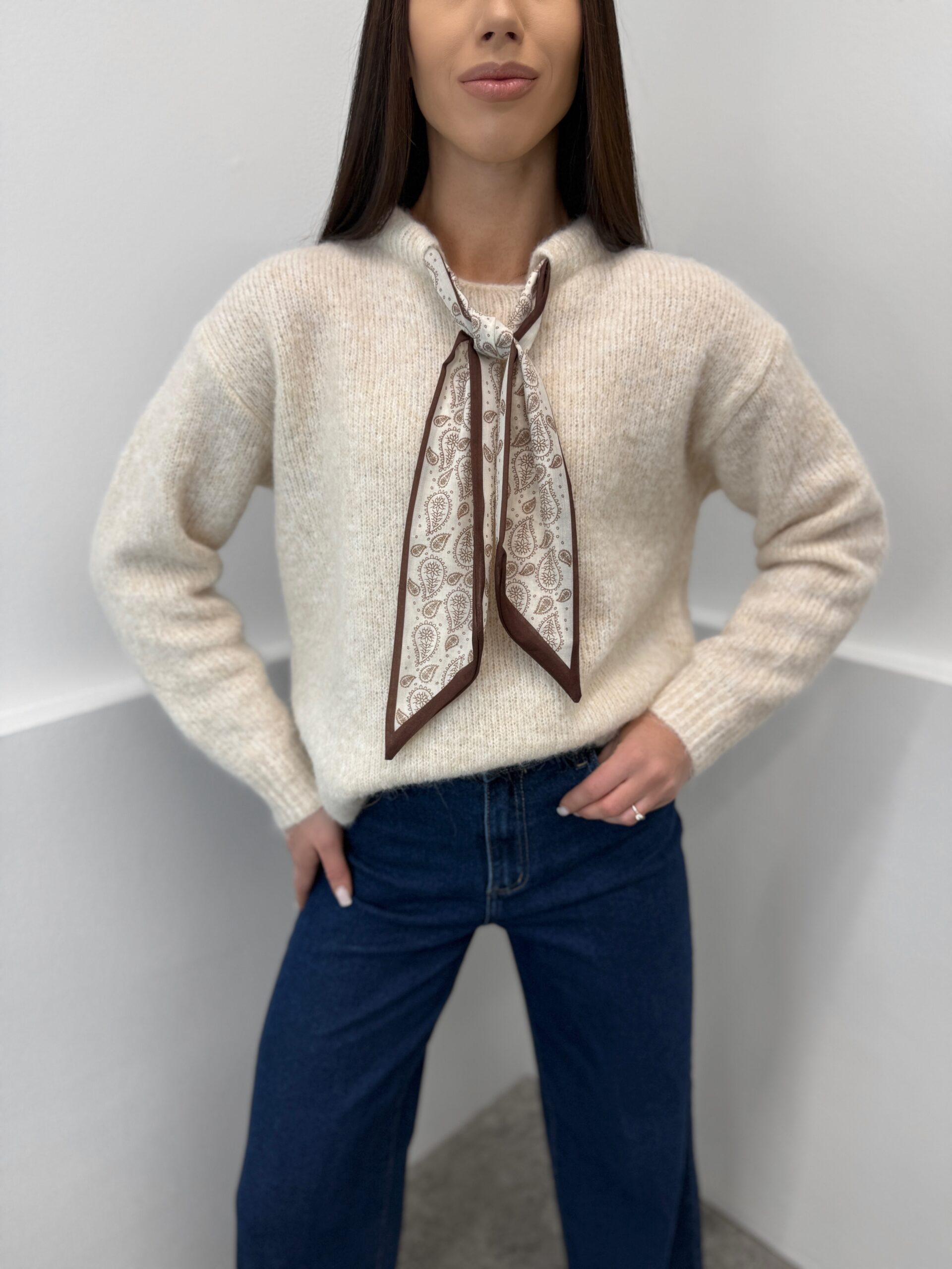 Megztinis su skarele Beige