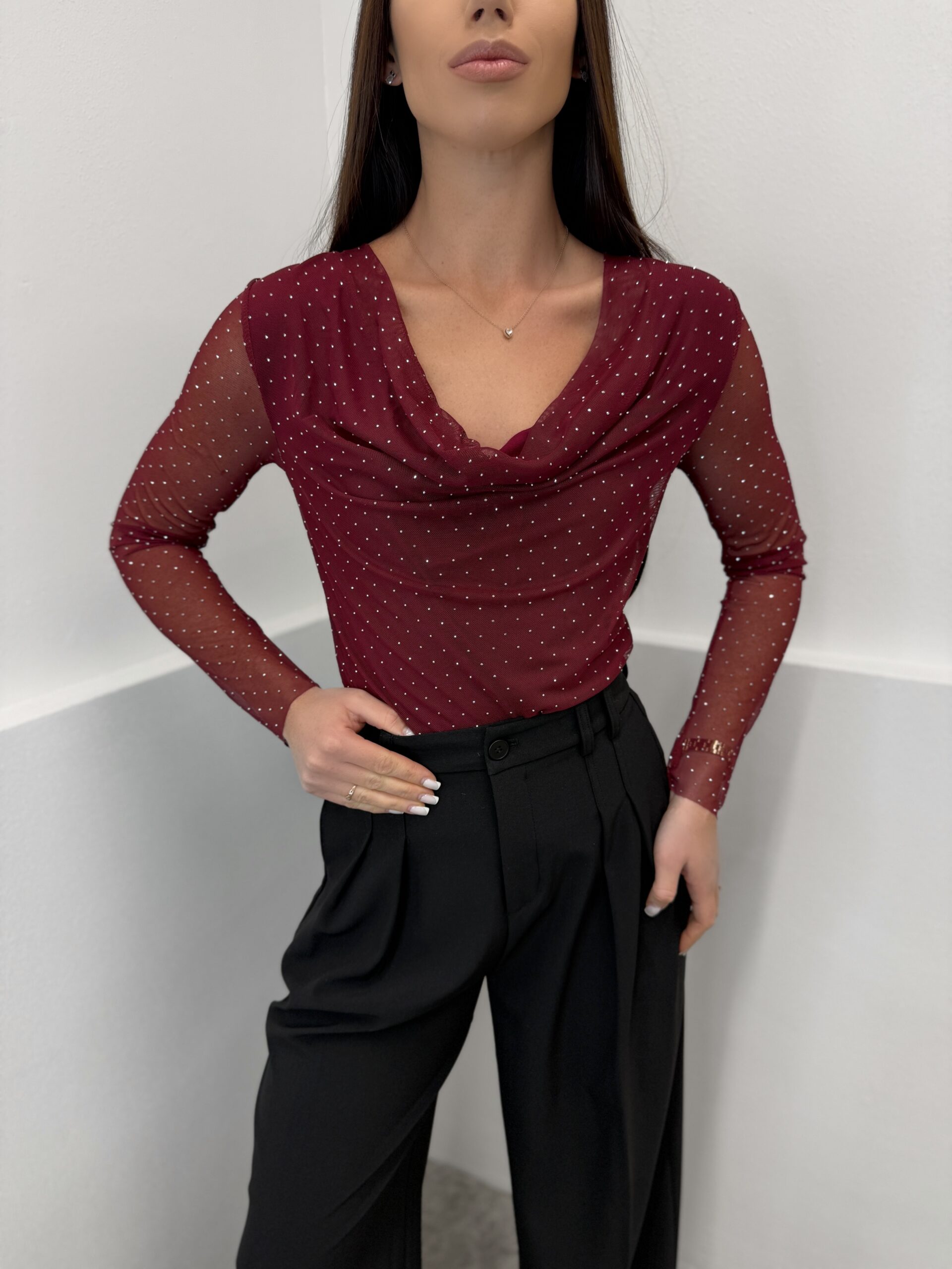 Žėrinti bordo palaidinė permatomomis rankovėmis