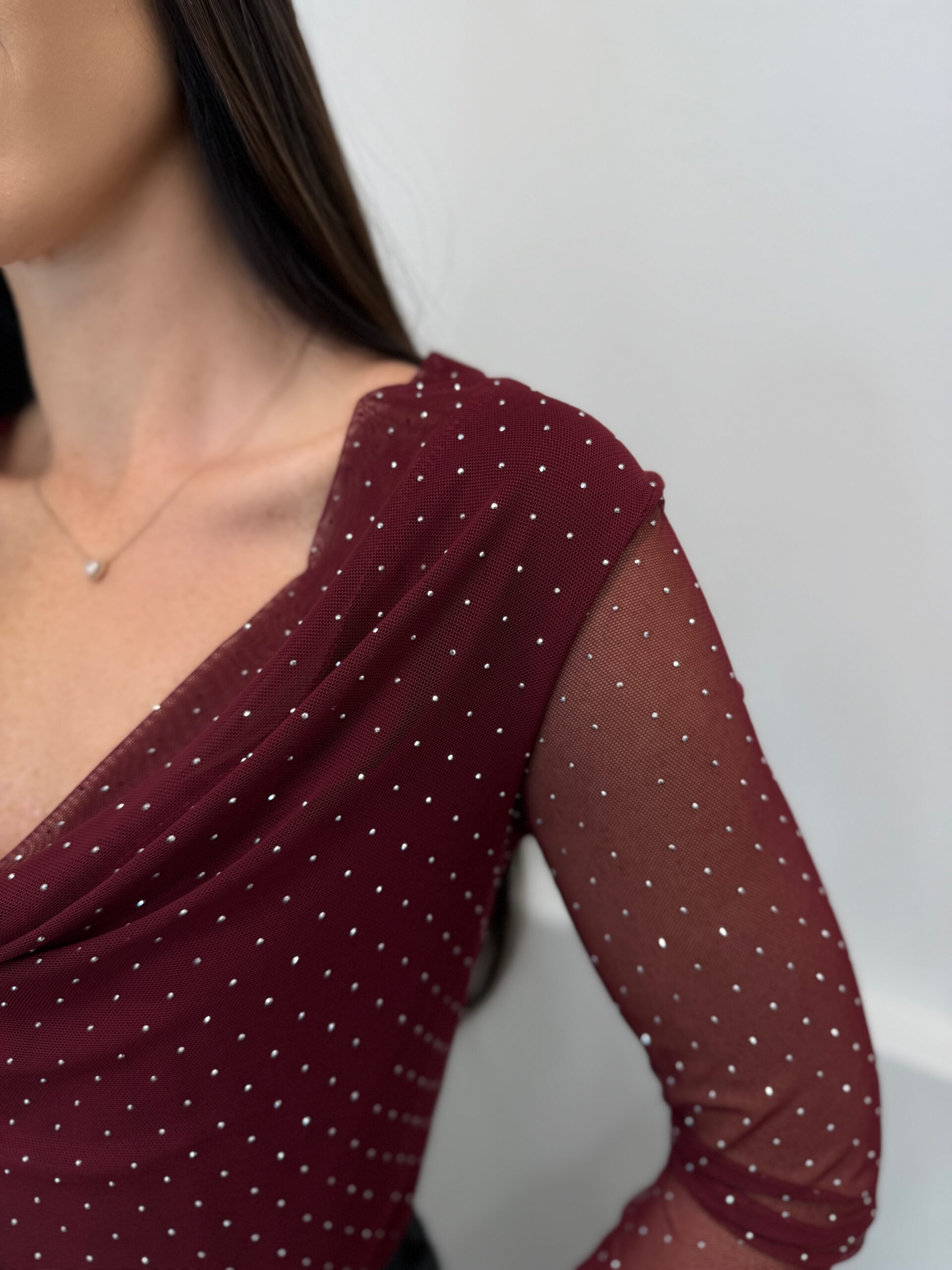 Žėrinti bordo palaidinė permatomomis rankovėmis - Image 2