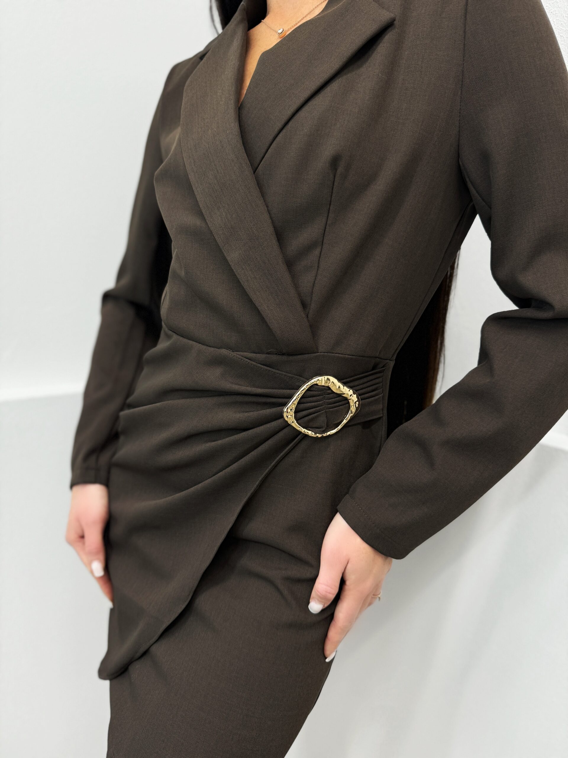 Ruda klasikinė suknele su auksine detale - Image 4