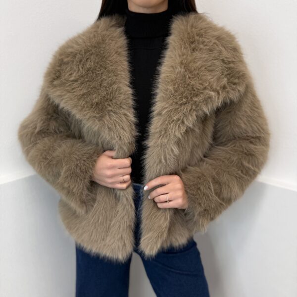 Beige spalvos kailiniai