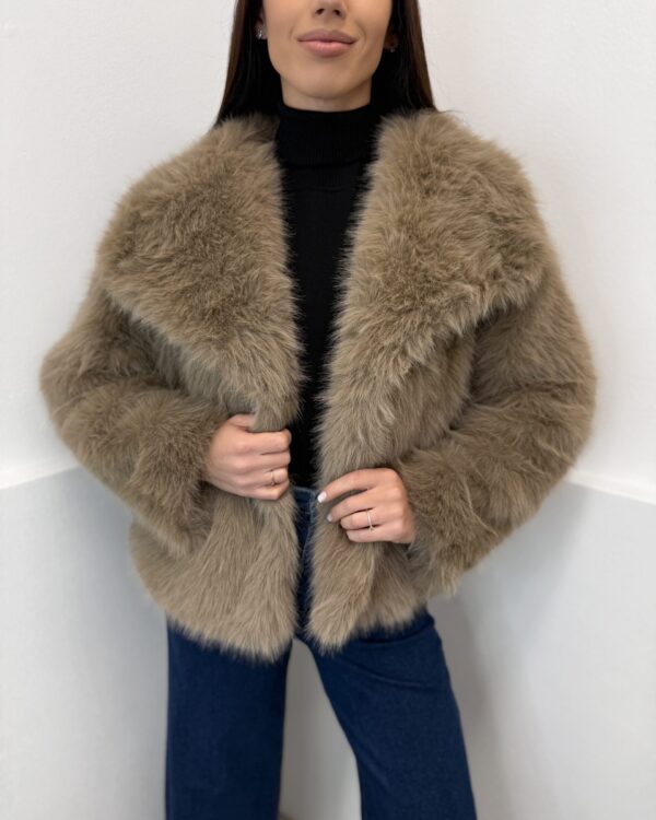 Beige spalvos kailiniai