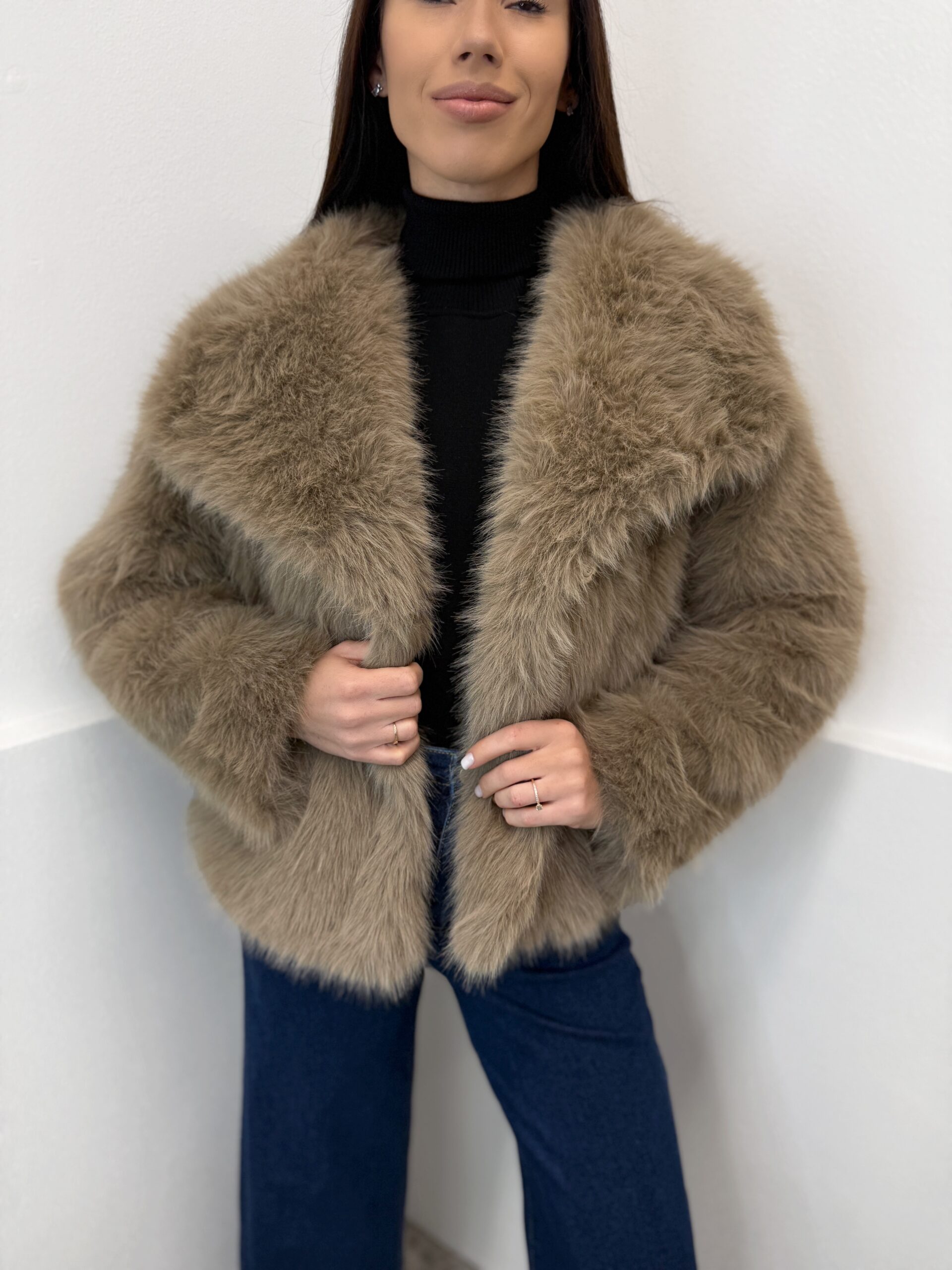 Beige spalvos kailiniai