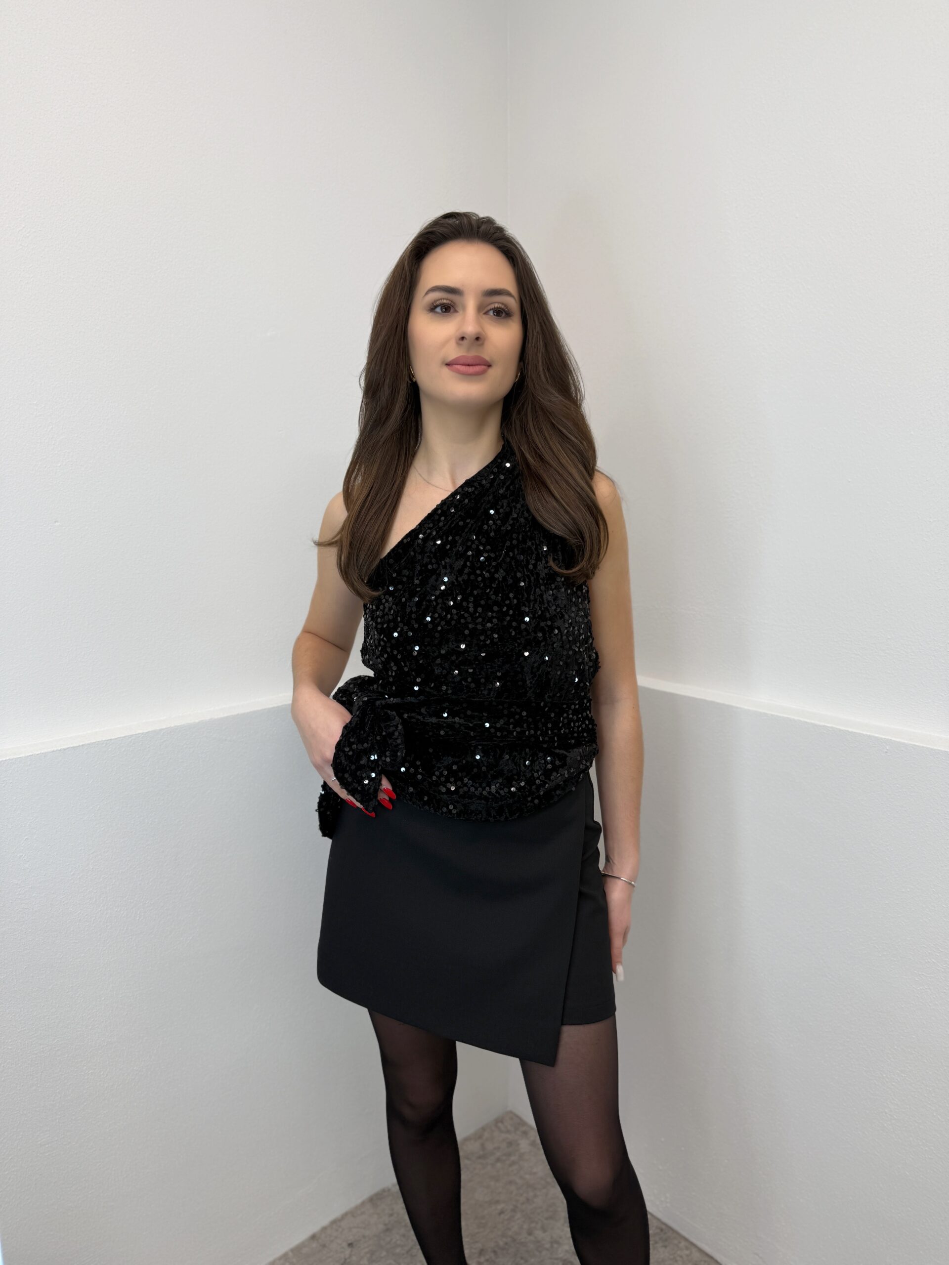 Juoda žėrinti palaidinė ant vieno peties - Image 3