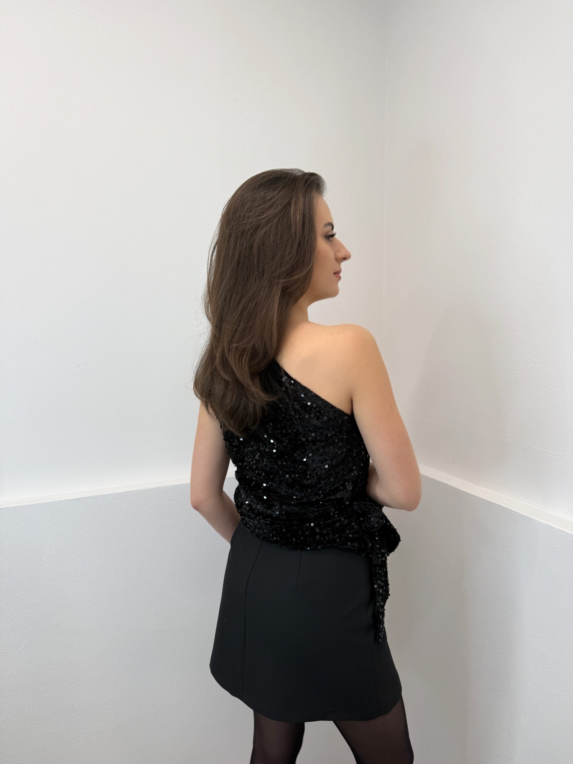 Juoda žėrinti palaidinė ant vieno peties - Image 4