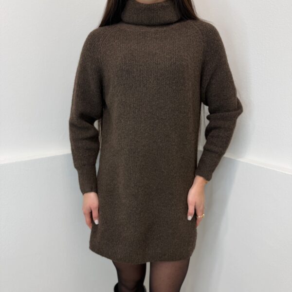 Universali ruda megzta suknelė
