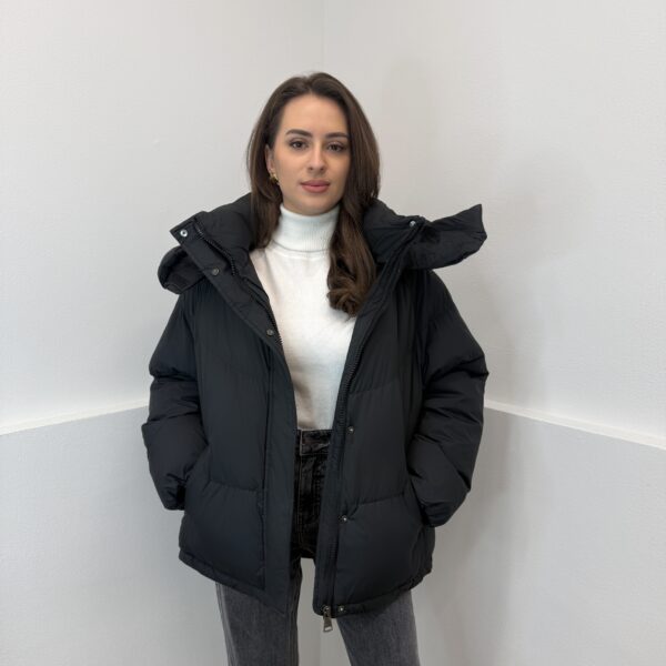 Juoda oversize stiliaus striukė