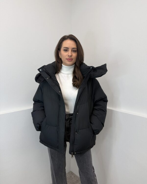 Juoda oversize stiliaus striukė