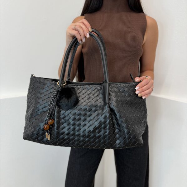 Pinta juoda rankinė su pakabuku