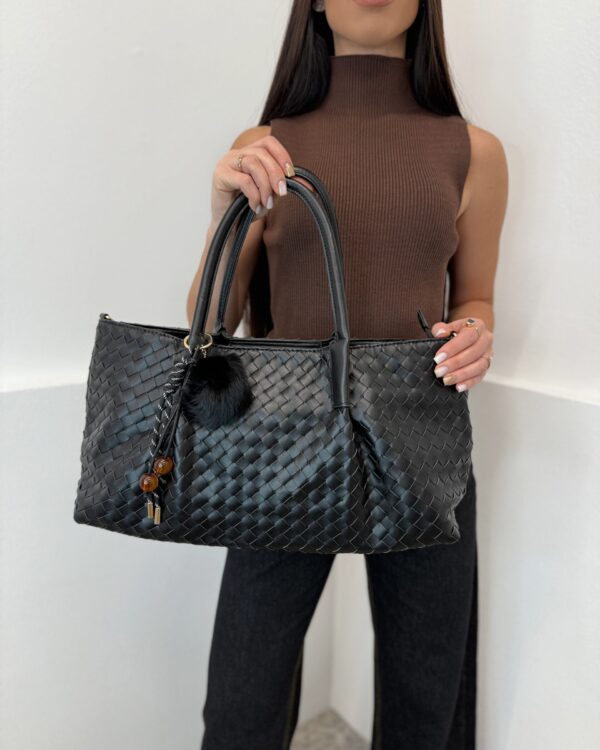 Pinta juoda rankinė su pakabuku