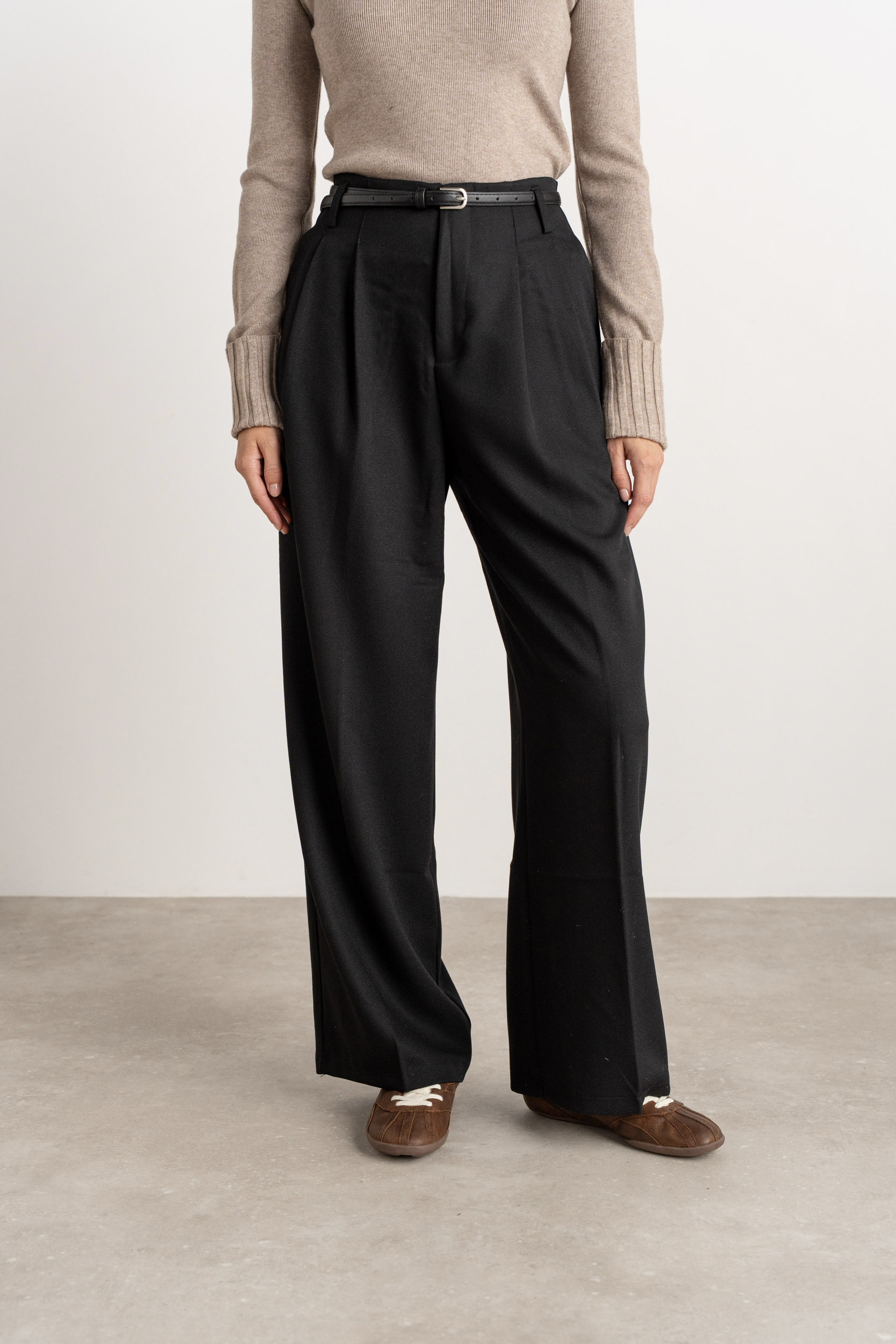 Klasikinės juodos kelnės su diržu