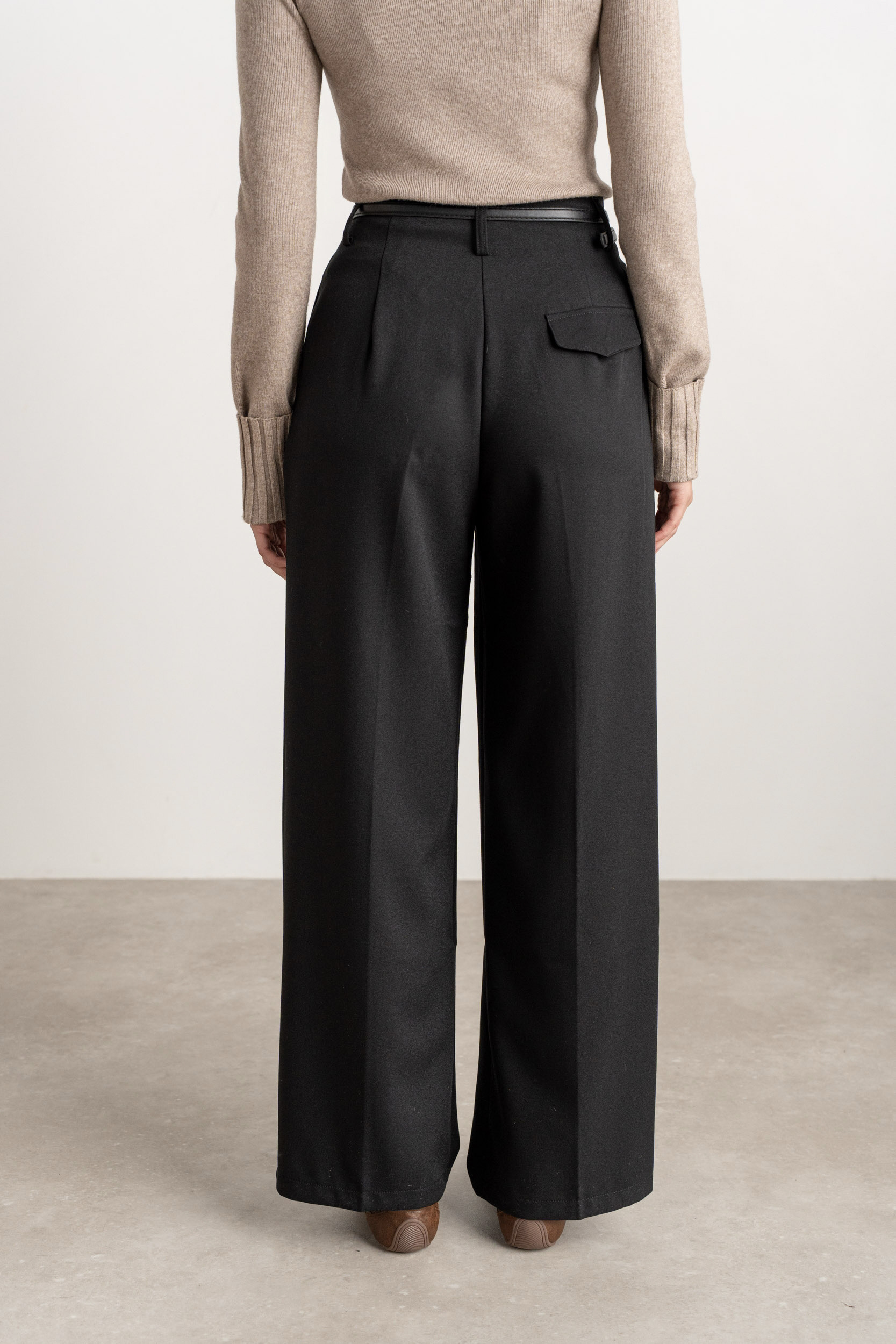 Klasikinės juodos kelnės su diržu - Image 2