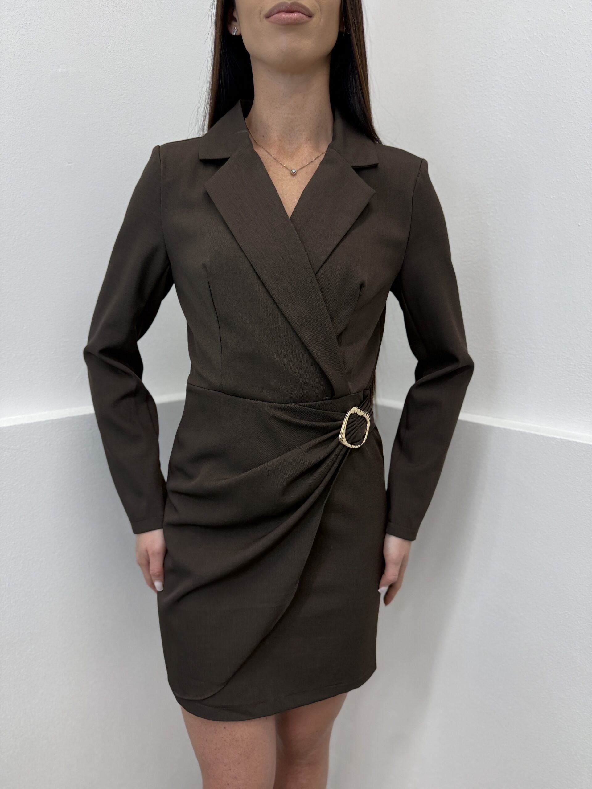 Ruda klasikinė suknele su auksine detale - Image 2