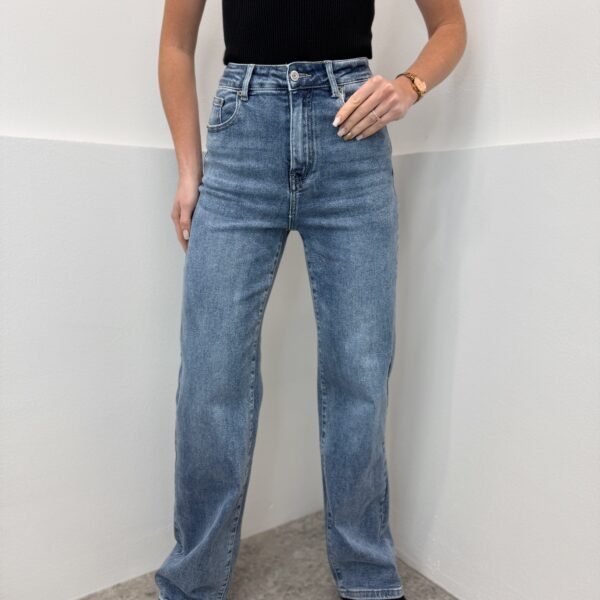 Šviesiai Mėlyni garinti tamprūs džinsai aukštas liemuo