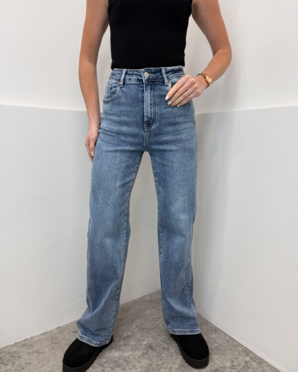 Šviesiai Mėlyni garinti tamprūs džinsai aukštas liemuo