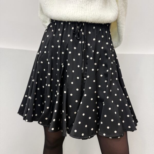 Taškuotas juodas sijonas