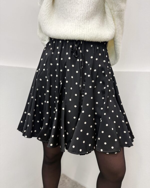 Taškuotas juodas sijonas