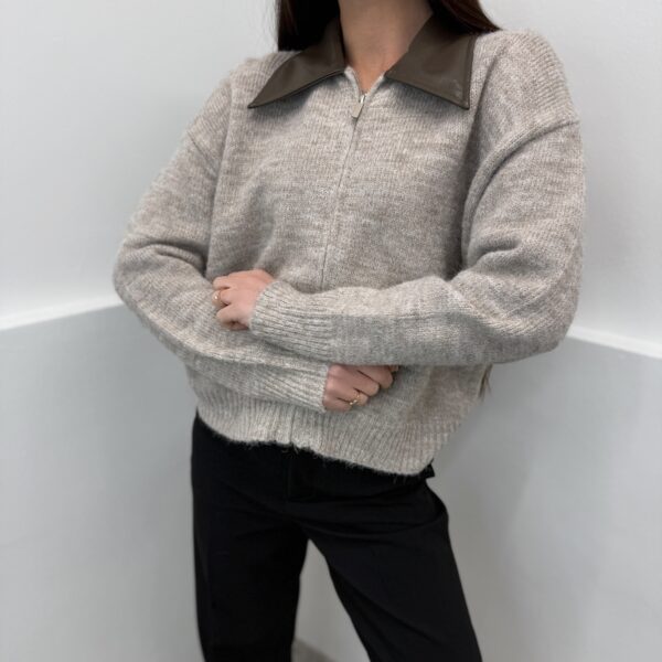 Beige megztinis su odine apykakle