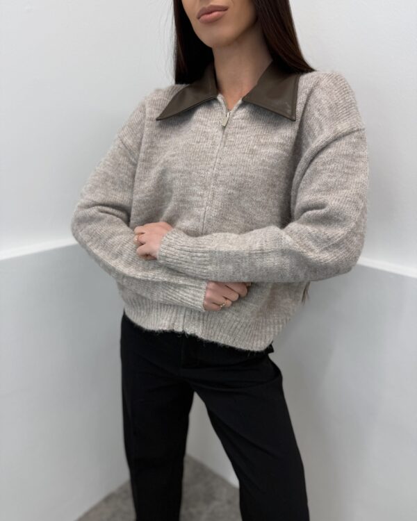 Beige megztinis su odine apykakle