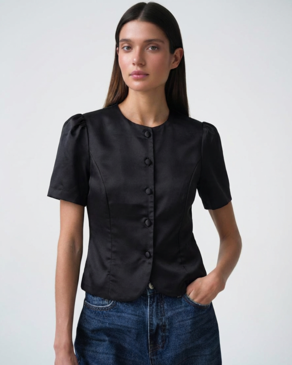 Elegantiška satininė palaidinė su sagomis