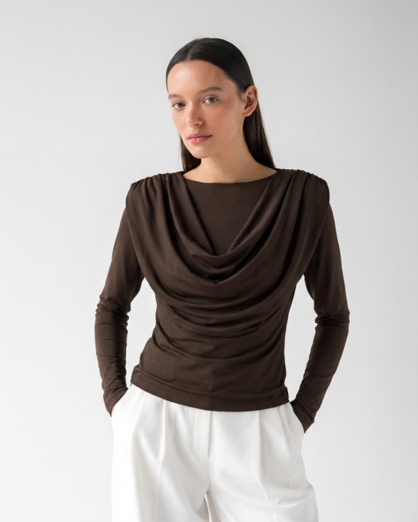 Ruda prigludusi palaidinė su drapiruota iškirpte