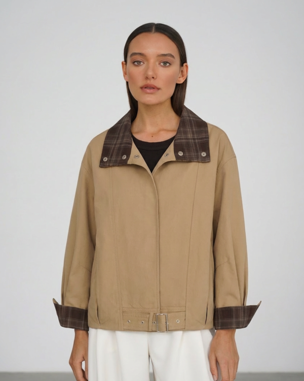 Camel lengva striukė su kontrastinga apykakle