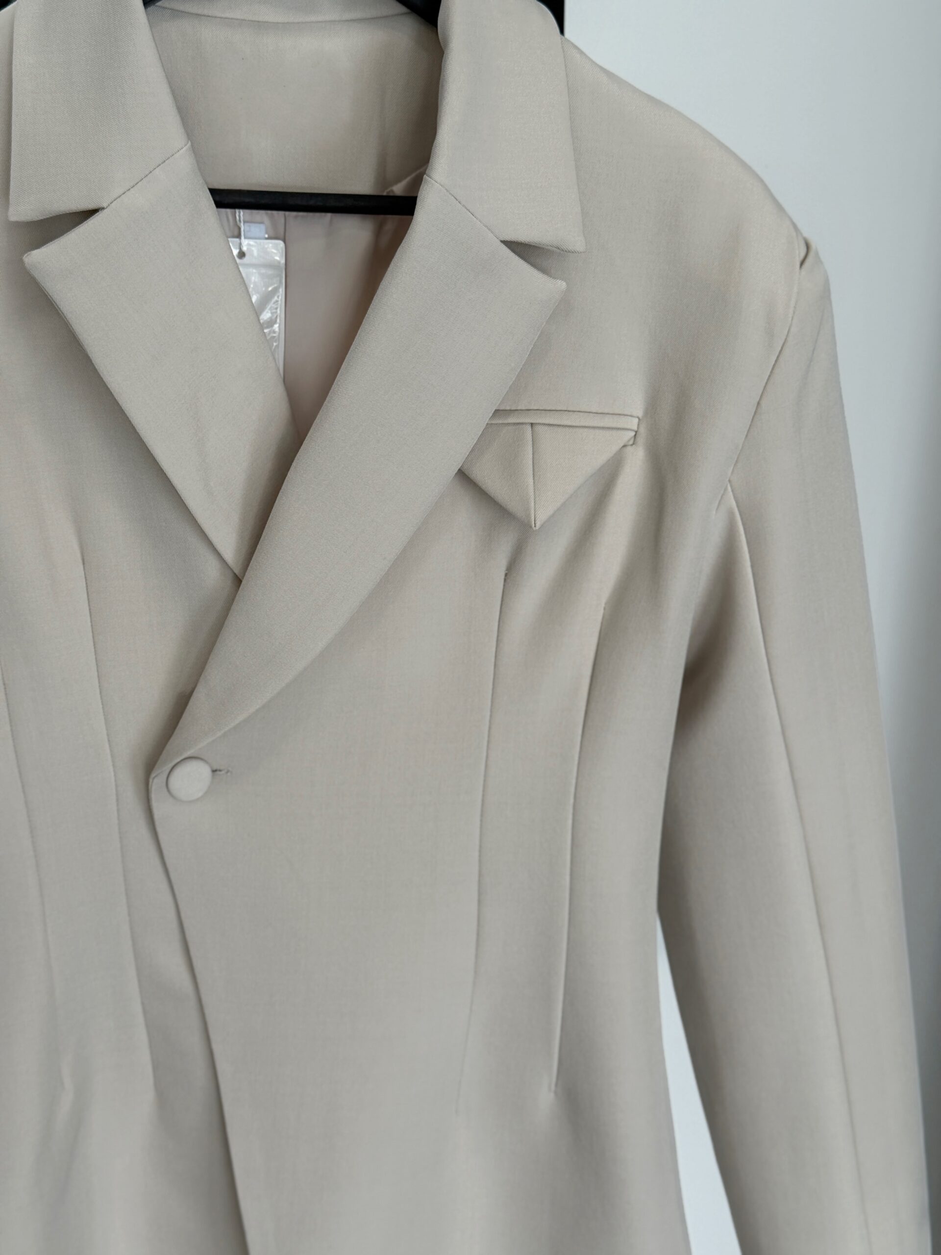 Įliemenuotas Beige švarkas - Image 4