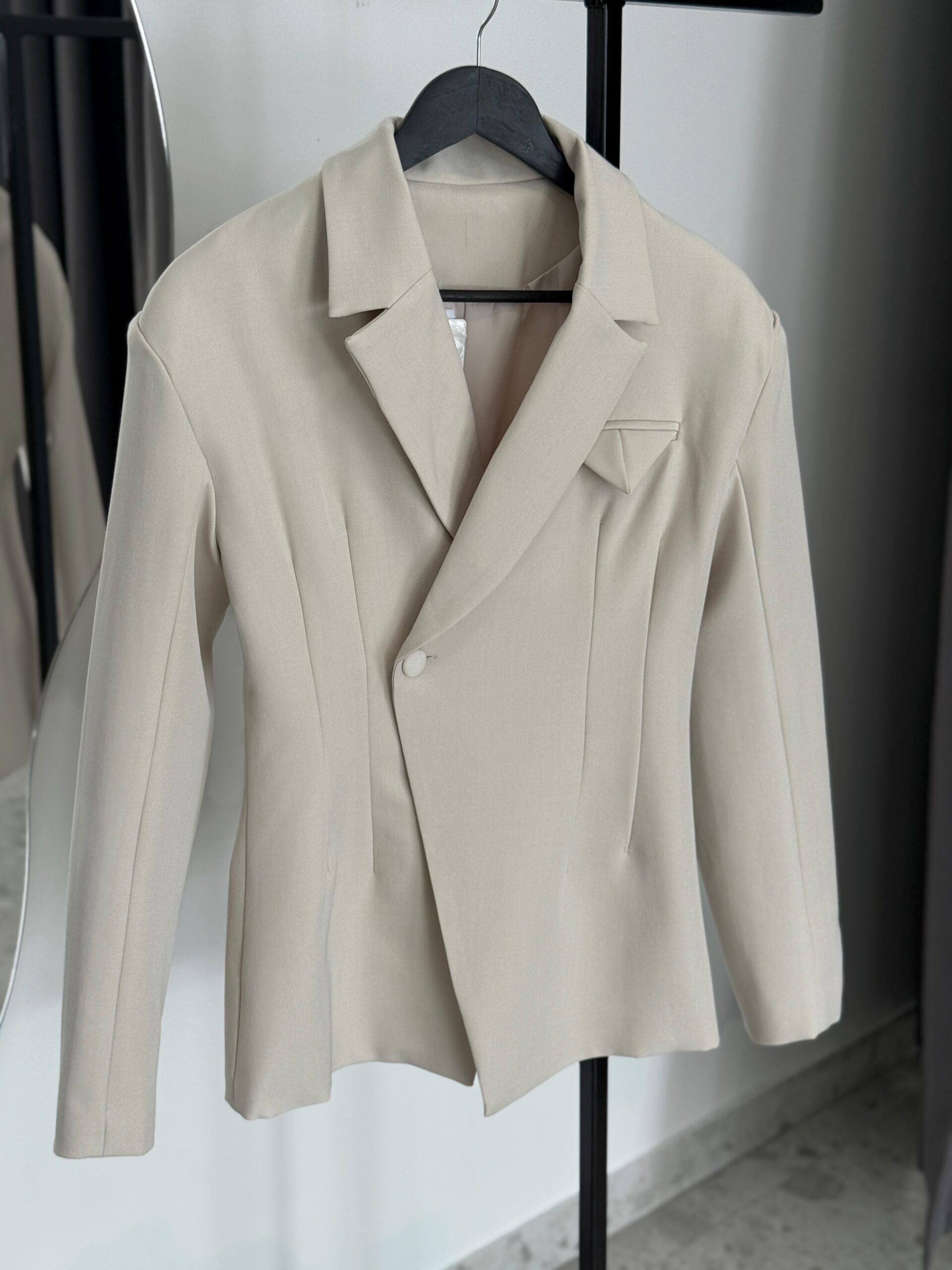 Įliemenuotas Beige švarkas - Image 5