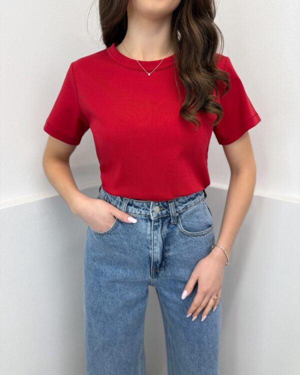 Aukštos kokybės raudoni medvilniniai marškinėliai