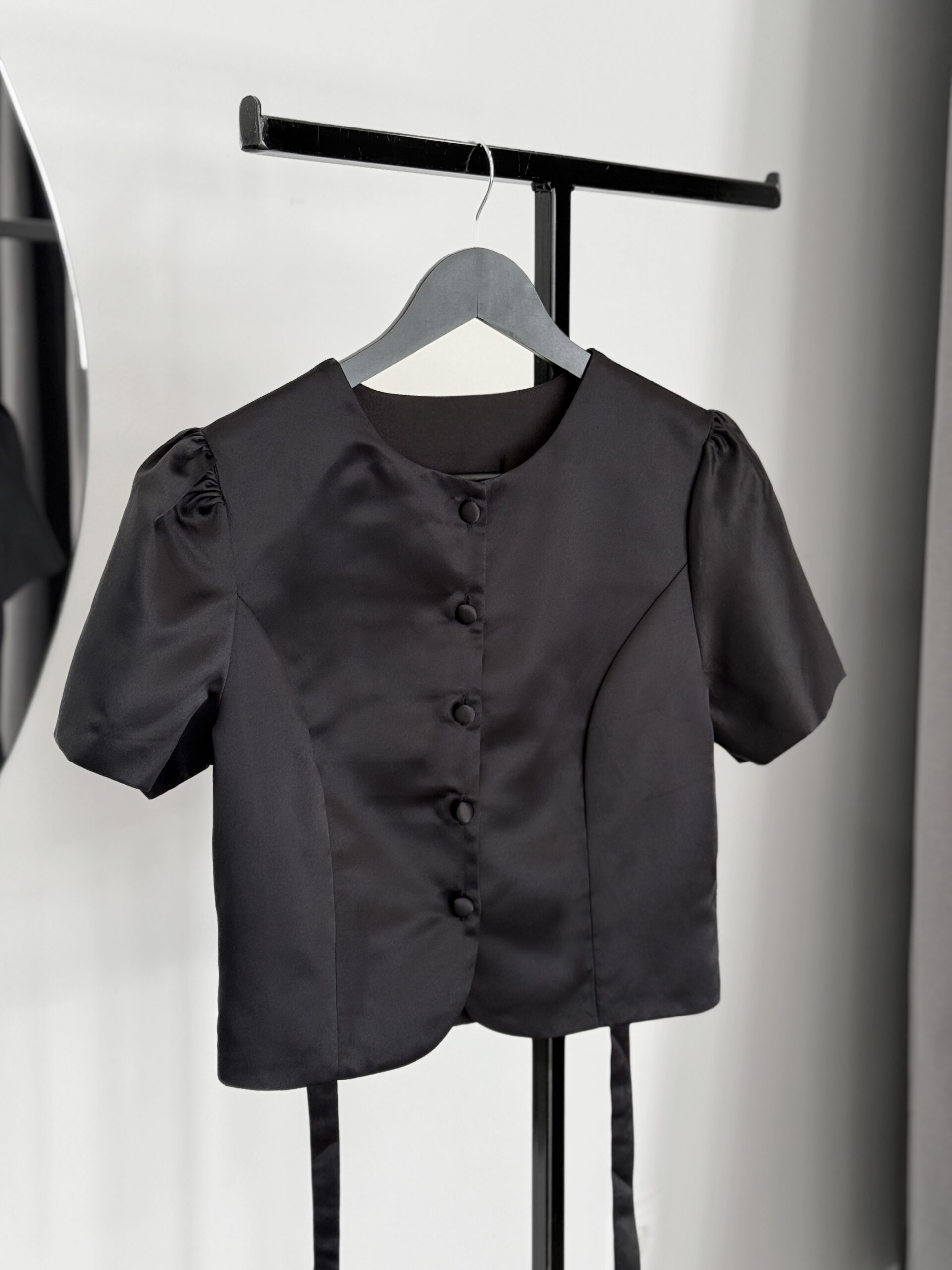 Elegantiška satininė palaidinė su sagomis - Image 3
