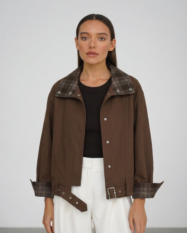 Ruda lengva striukė su kontrastinga apykakle