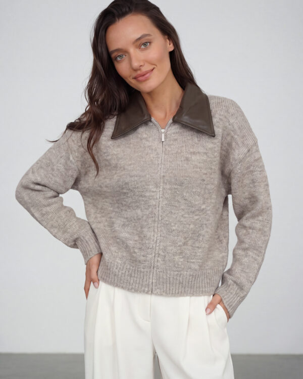 Beige megztinis su odine apykakle