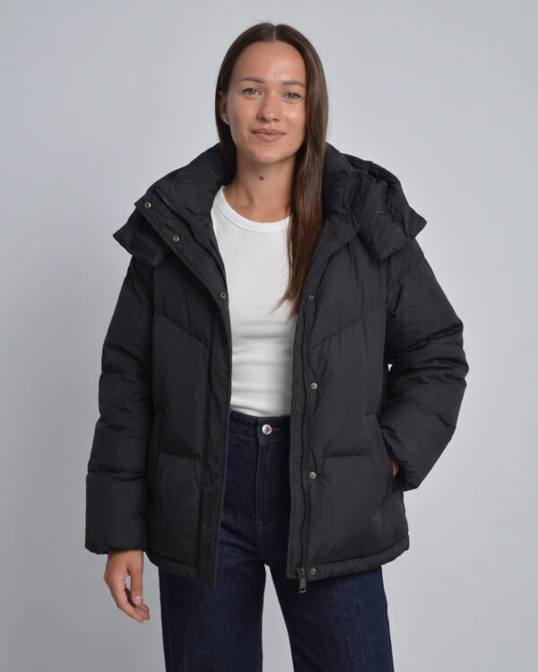 Juoda oversize stiliaus striukė